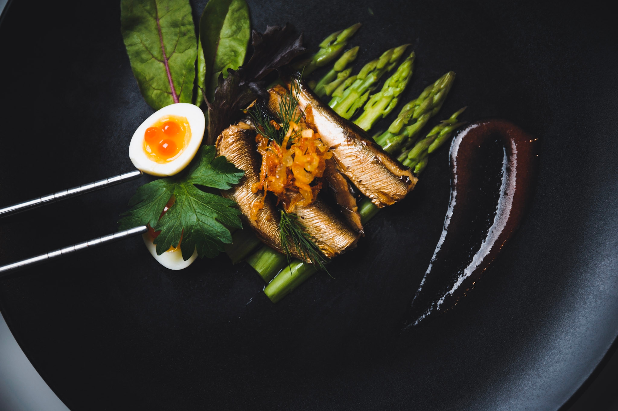 Diplomats Gourmet kūpinātas šprotes ar sparģeļiem un olu