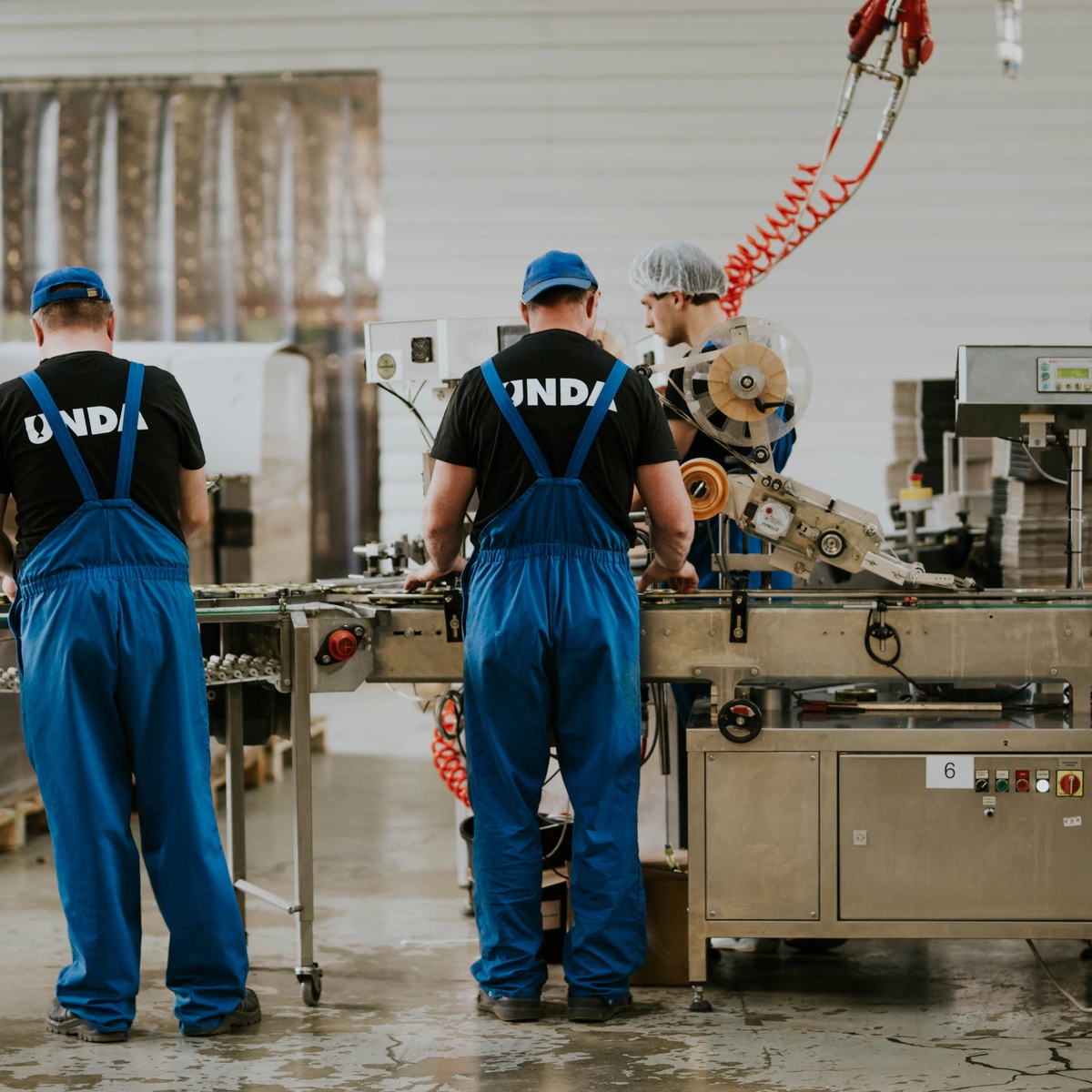 SIA Unda production and engineering team working with modern equipment